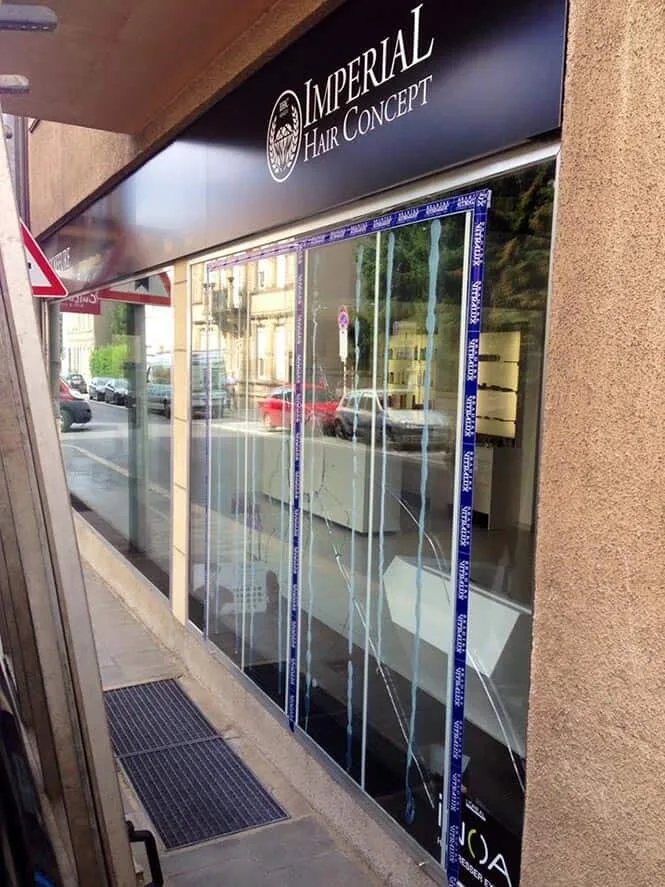 Vitrine de commerce fissurée à remplacer — remplacement de vitrine magasin Luxembourg — Vitralux Bradtke