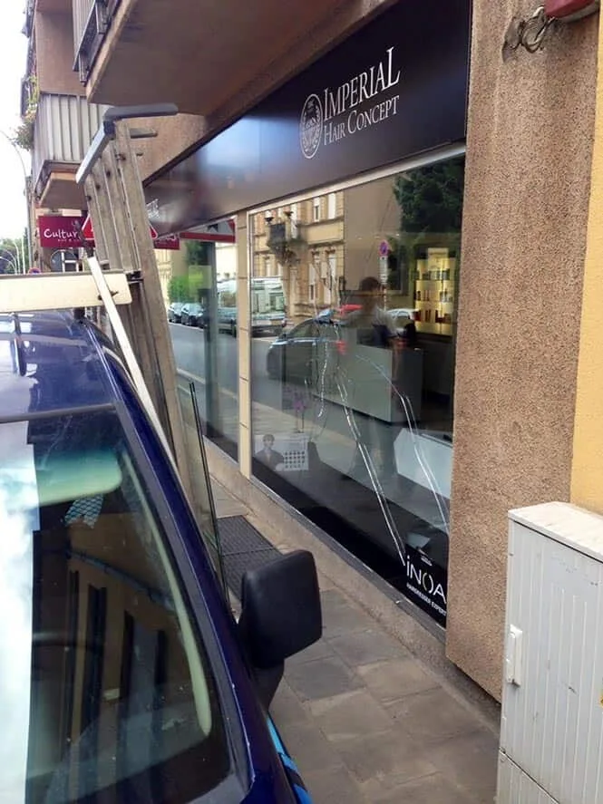 Vitrine commerciale brisée avant remplacement — remplacement de vitrine magasin Luxembourg — Vitralux Bradtke