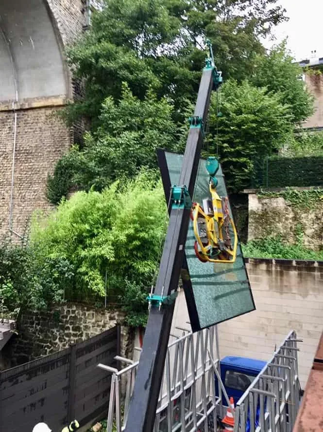 Levage d'un double vitrage de grande dimension — réparation de vitrage au Luxembourg — Vitralux Bradtke