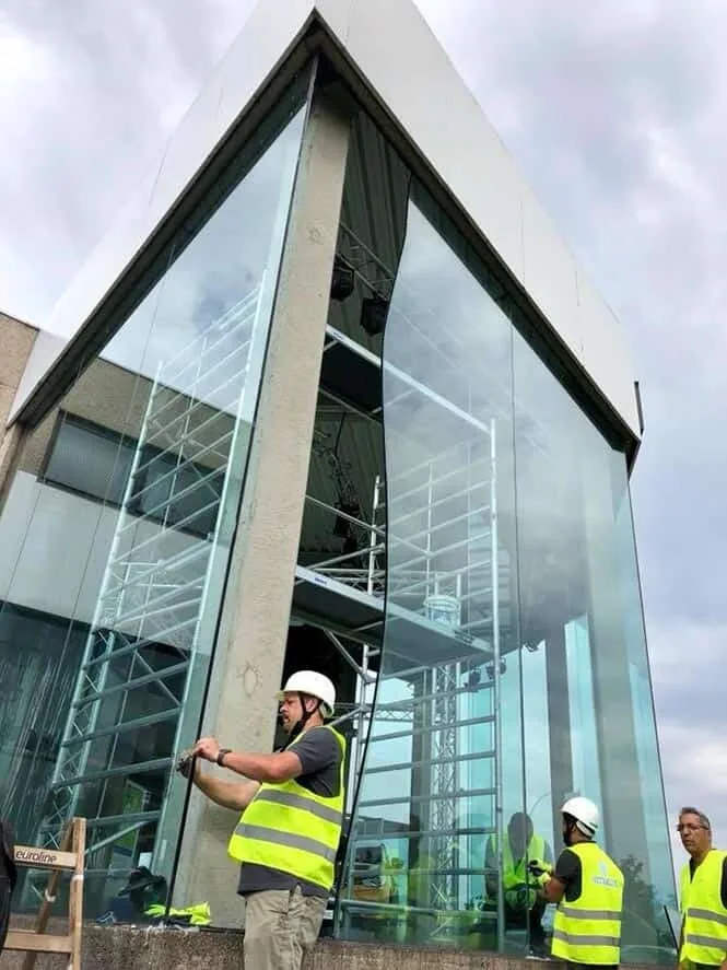 Remplacement de vitrage sur façade vitrée — réparation de vitrage au Luxembourg — Vitralux Bradtke