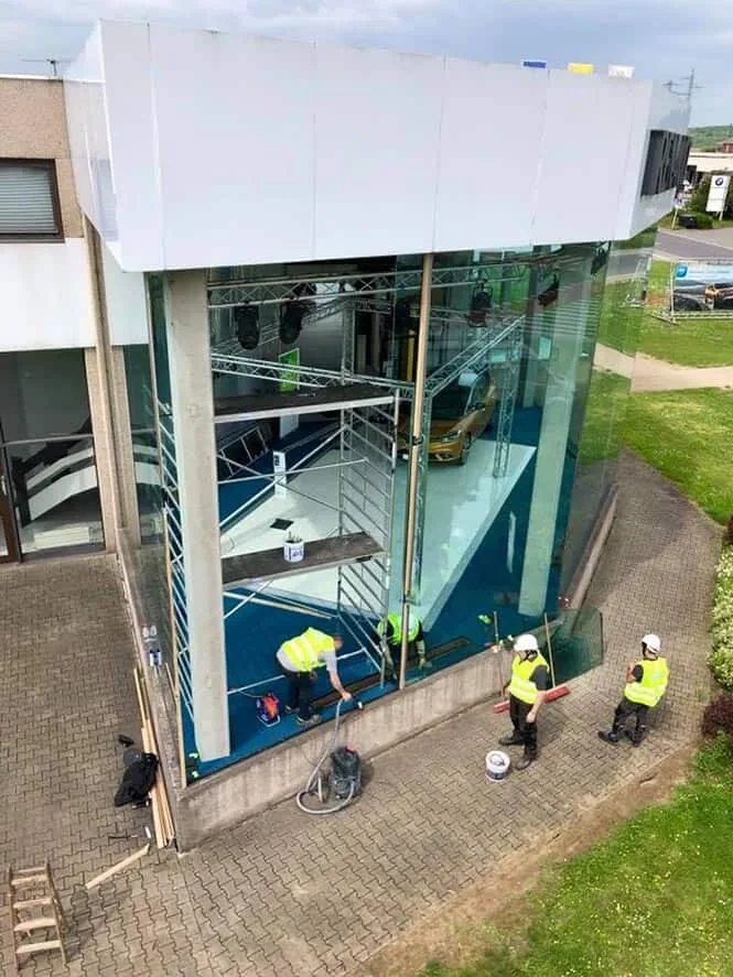 Chantier de remplacement de façade vitrée par Vitralux — accès difficile — réparation de vitrages Luxembourg — Vitralux Bradtke
