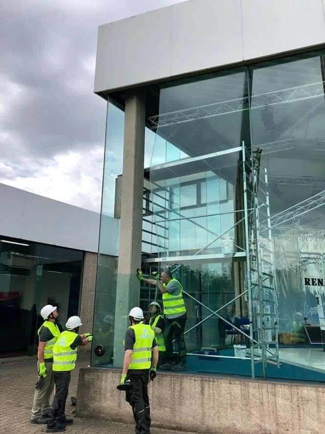 Remplacement de vitrages sur façade d'entreprise — réparation de vitrage au Luxembourg — Vitralux Bradtke
