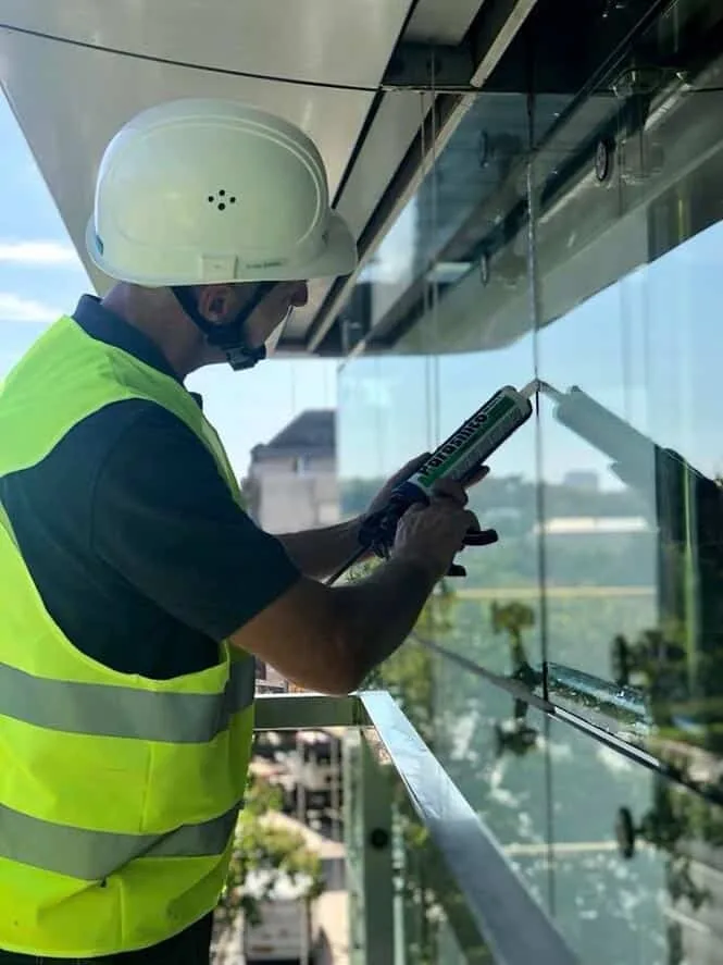 Manipulation d'un vitrage de façade à la ventouse — réparation de vitrage au Luxembourg — Vitralux Bradtke