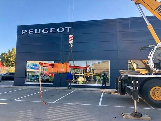 Remplacement de la façade vitrée d'une concession — réparation de vitrage au Luxembourg — Vitralux Bradtke