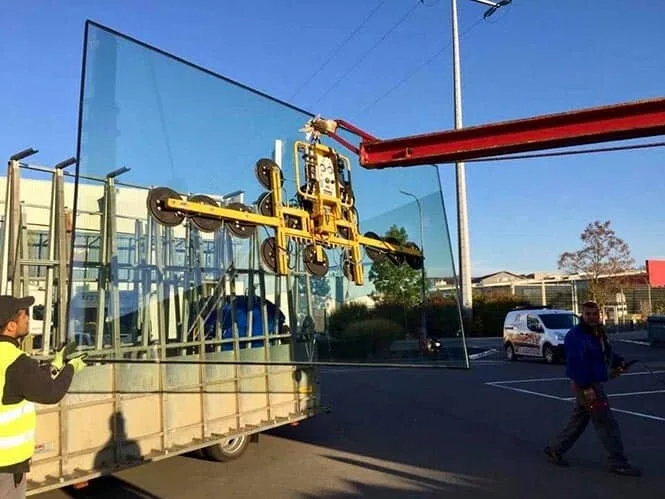 Levage d'un vitrage par grue à ventouses — réparation de vitrage au Luxembourg — Vitralux Bradtke