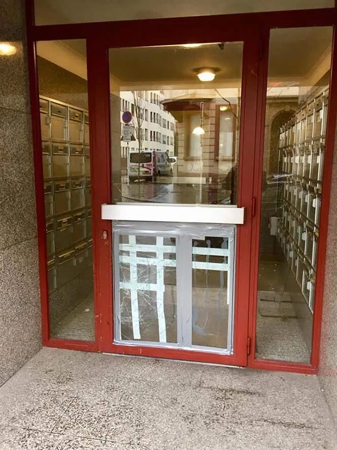 Remplacement de vitrage de porte d'entrée d'immeuble — réparation de vitrage au Luxembourg — Vitralux Bradtke