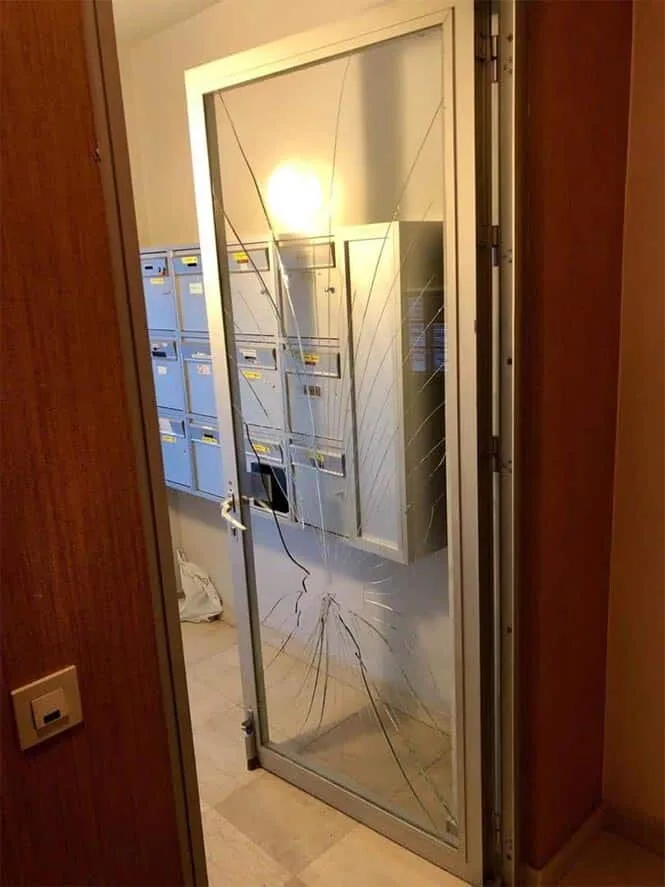 Vitre fissurée d'un hall d'entrée à remplacer — réparation de vitrage au Luxembourg — Vitralux Bradtke