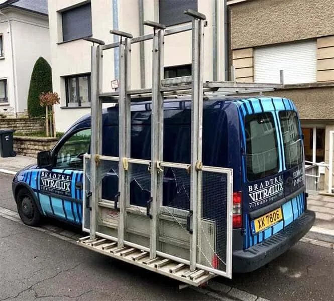 Camion Vitralux équipé pour le transport de vitrages — réparation de vitrage au Luxembourg — Vitralux Bradtke