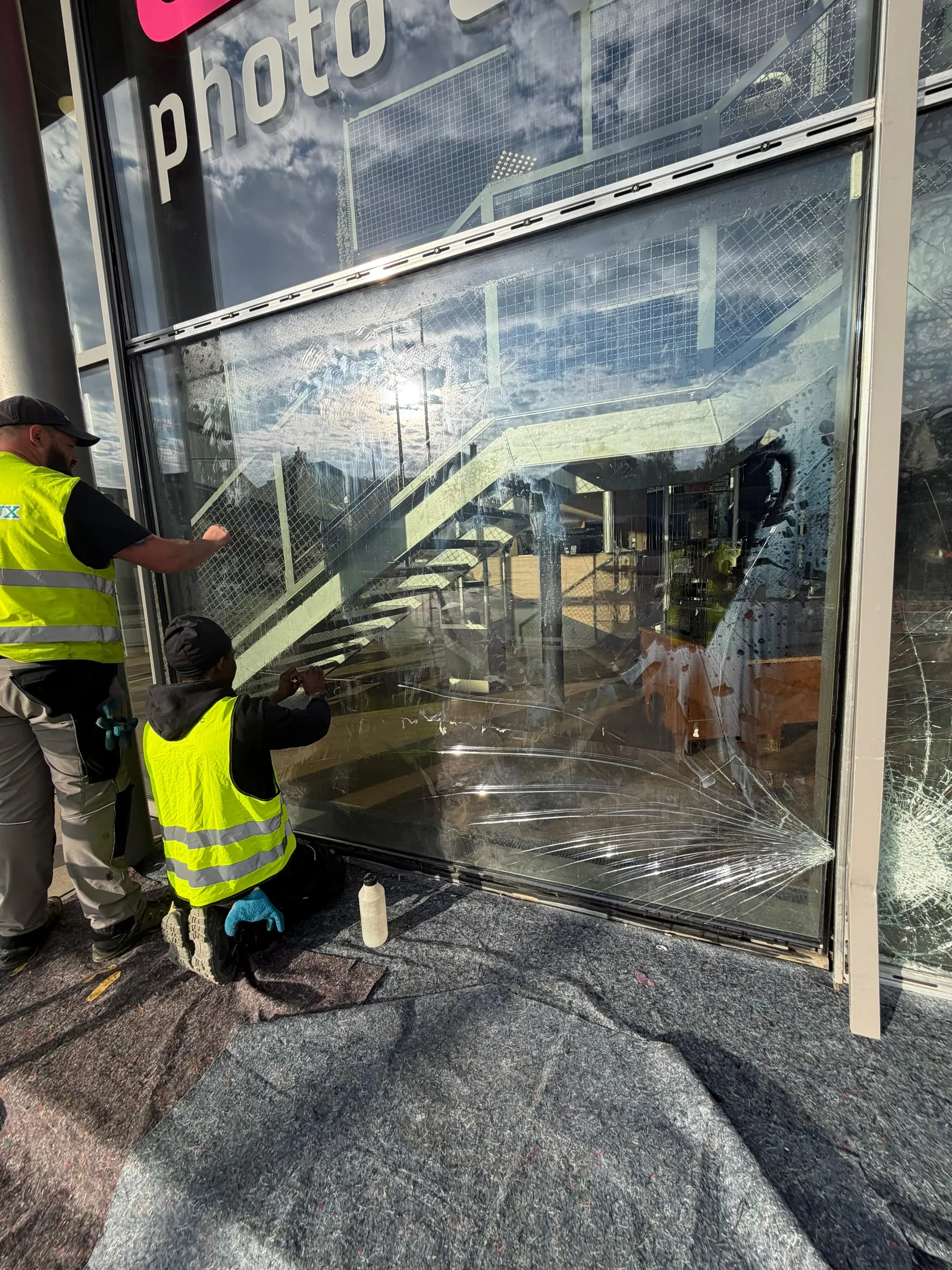 Intervention sur un vitrage de façade fissuré par les équipes Vitralux — Luxembourg