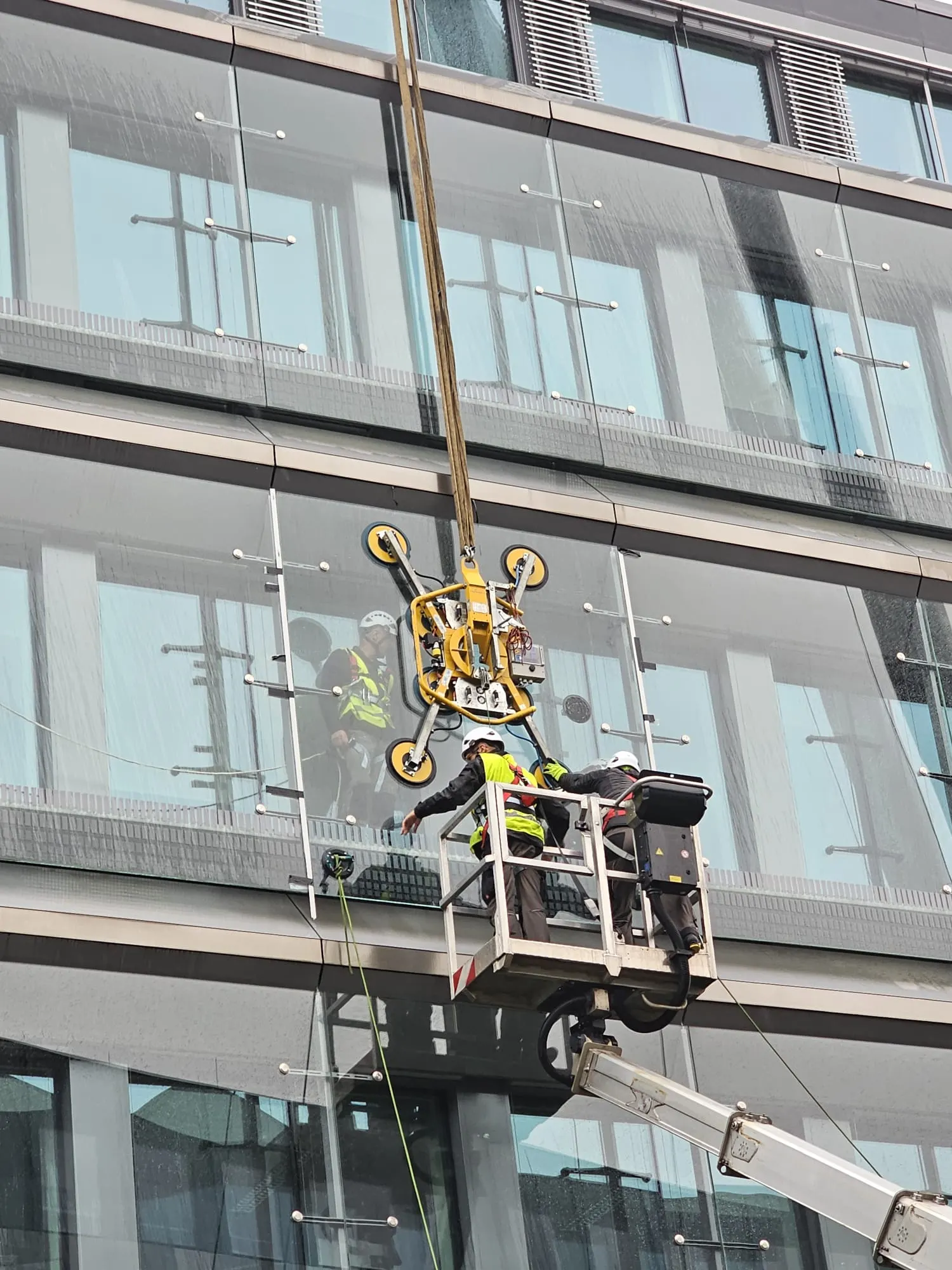Palonnier à ventouses sur échafaudage pour le remplacement d'un vitrage de façade — Vitralux