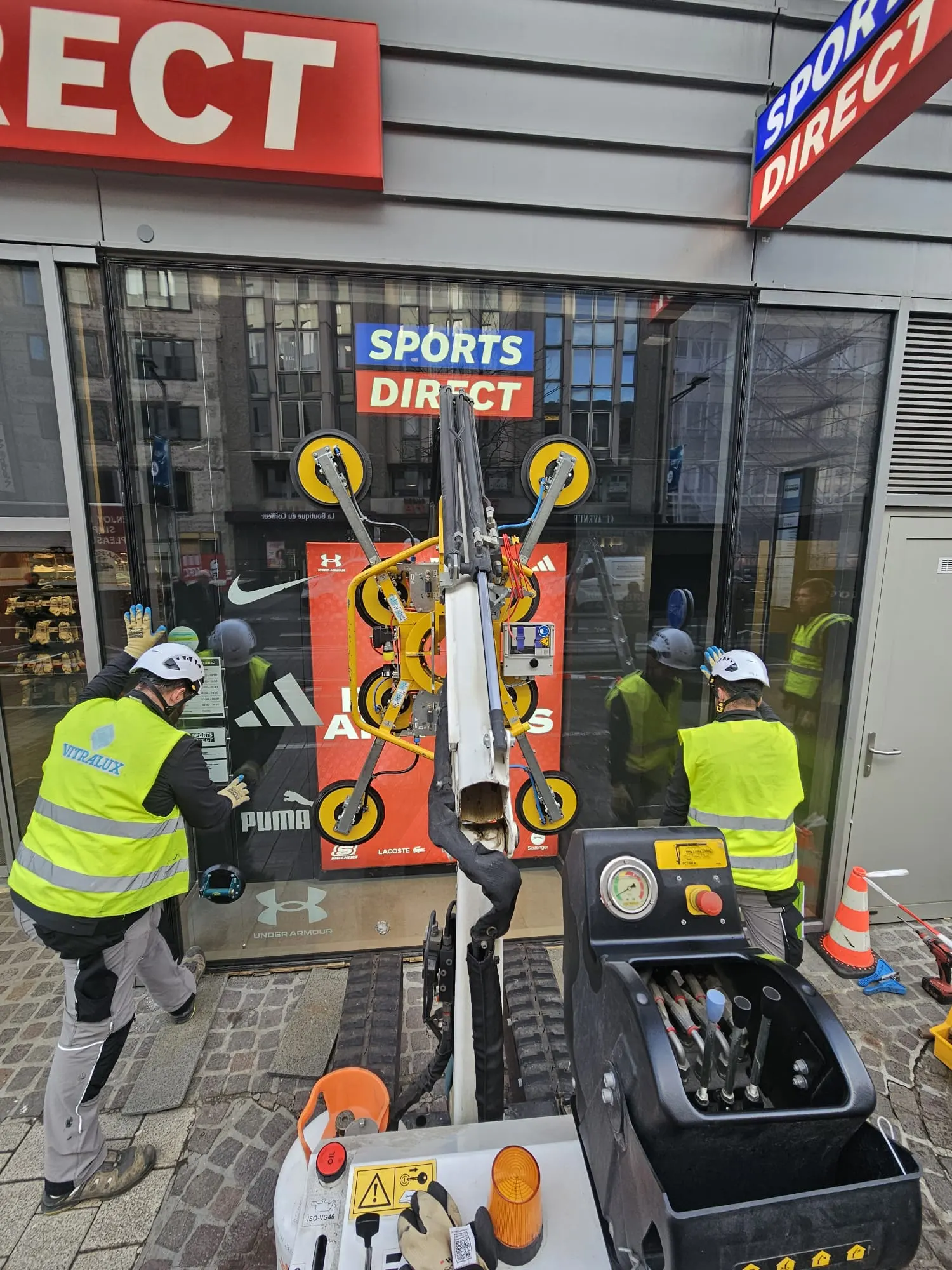 Remplacement de la vitrine d'un commerce à la ventouse en centre-ville — Vitralux Luxembourg