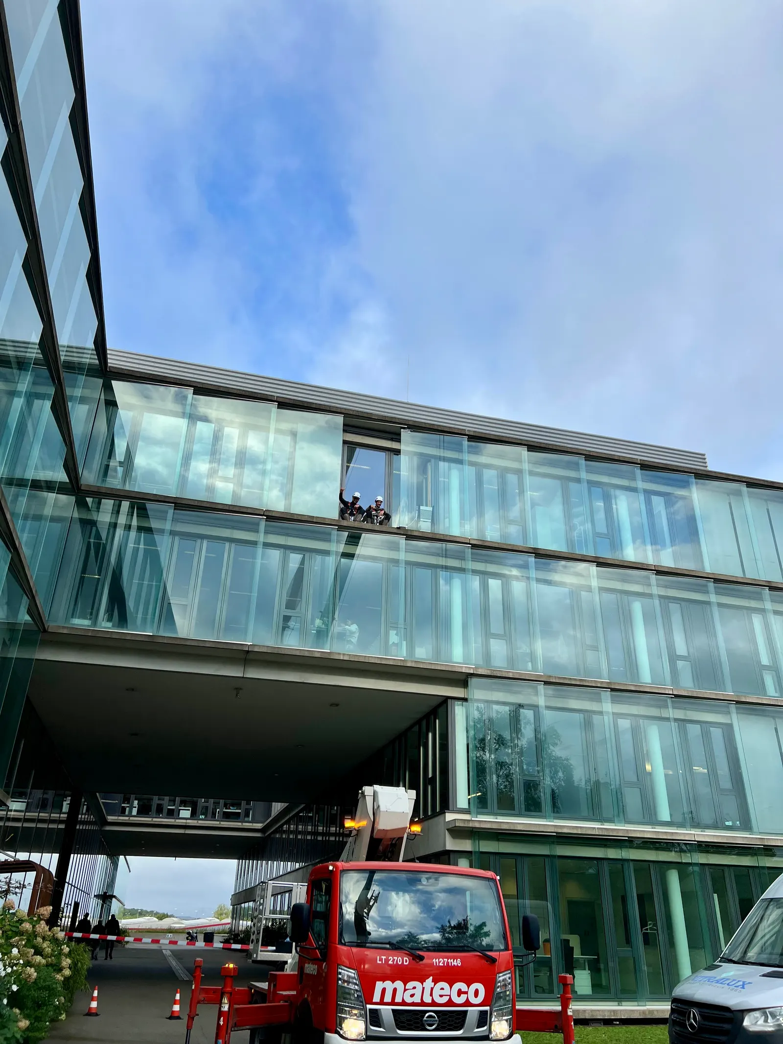 Façade vitrée d'immeuble de bureaux en cours d'intervention en hauteur — Vitralux