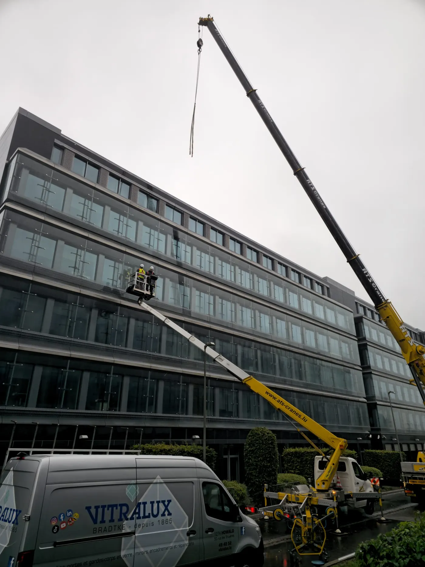 Pose d'un vitrage de façade en hauteur — accès difficile Luxembourg — Vitralux Bradtke