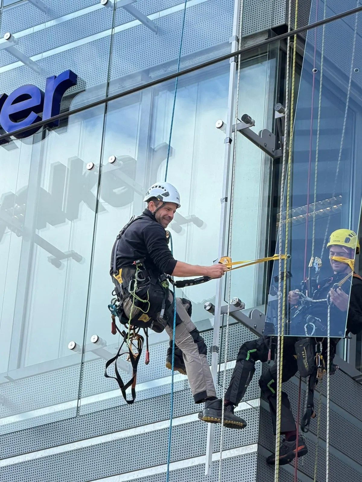 Remplacement de vitrage de façade par moyens de levage — Vitralux Bradtke Luxembourg