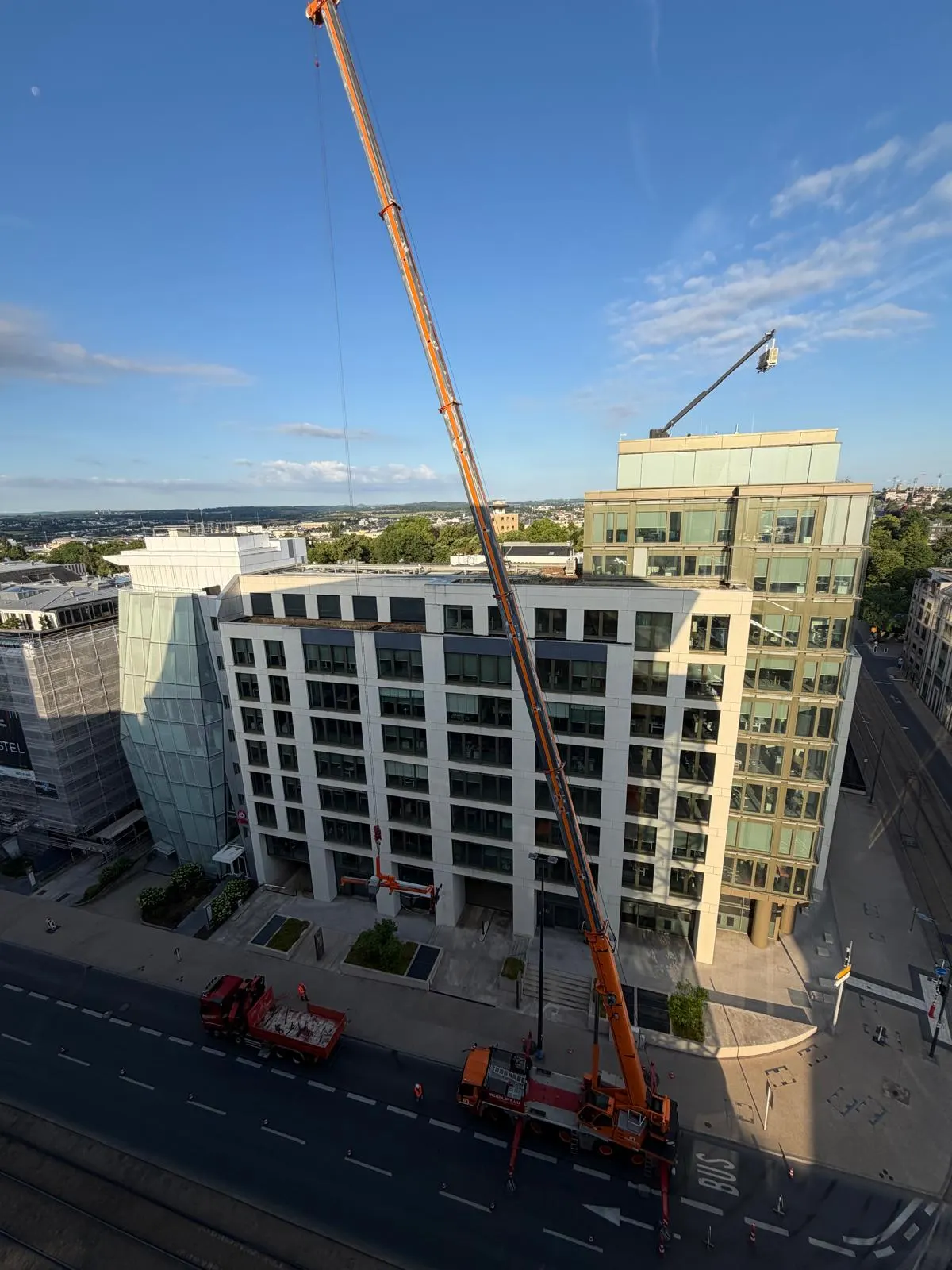 Grue et lève-verre pour un vitrage de façade inaccessible — Vitralux Bradtke Luxembourg