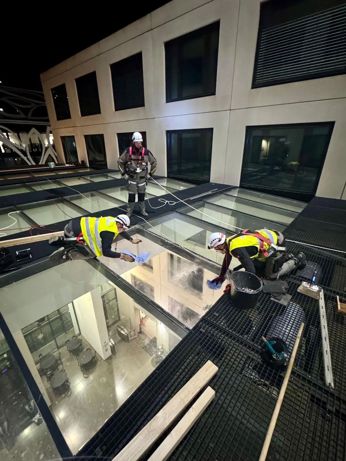 Pose d'un grand vitrage de façade en hauteur — Vitralux Bradtke Luxembourg