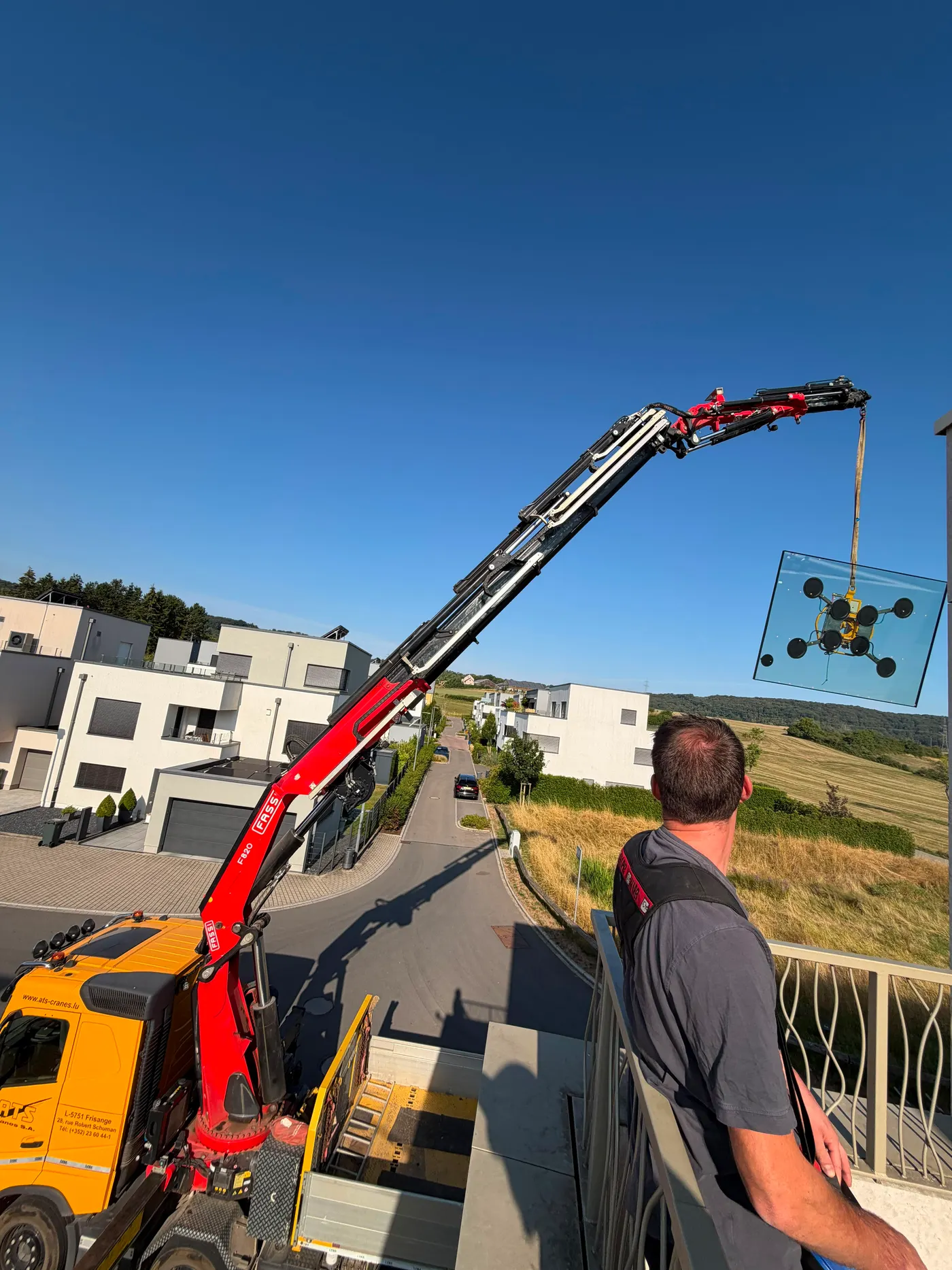 Vitrage levé à la grue à ventouses pour un remplacement en hauteur — accès difficile Luxembourg — Vitralux Bradtke