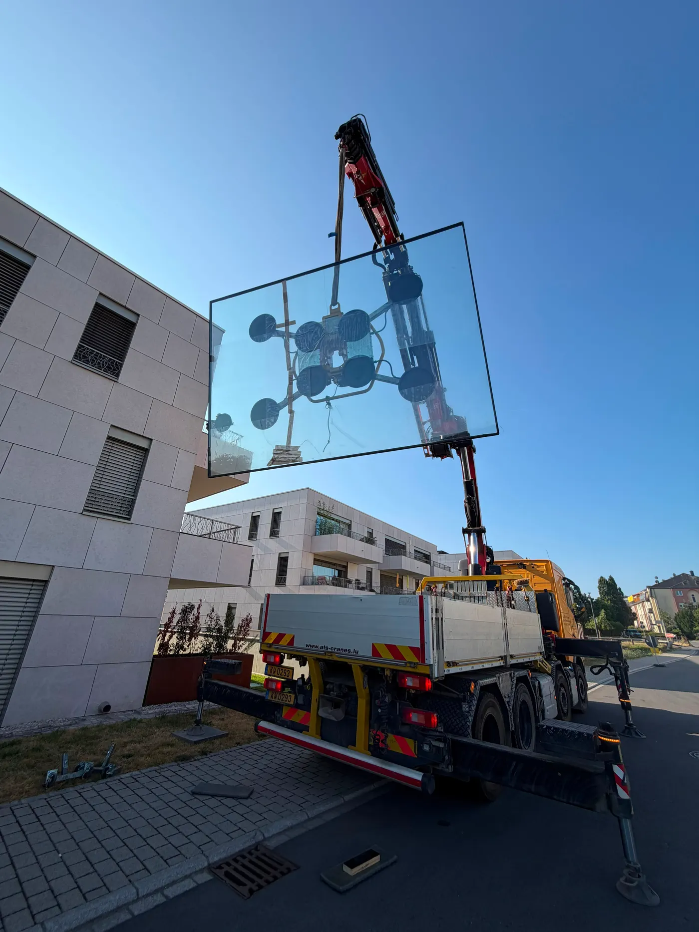 Grand vitrage isolant manutentionné à la grue devant un immeuble — accès difficile Luxembourg — Vitralux Bradtke