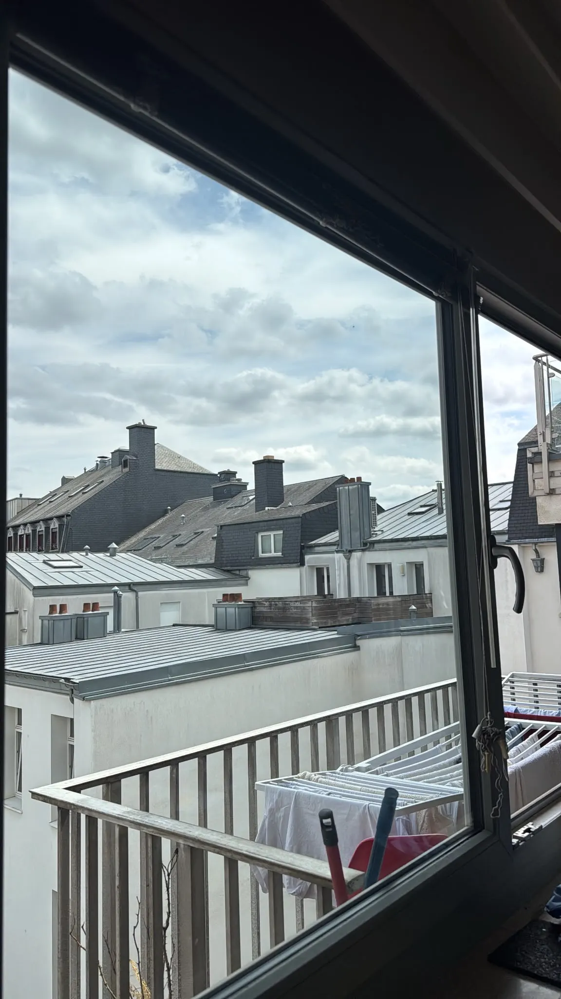 Fenêtre remplacée en étage avec vue sur les toits — accès difficile Luxembourg — Vitralux Bradtke