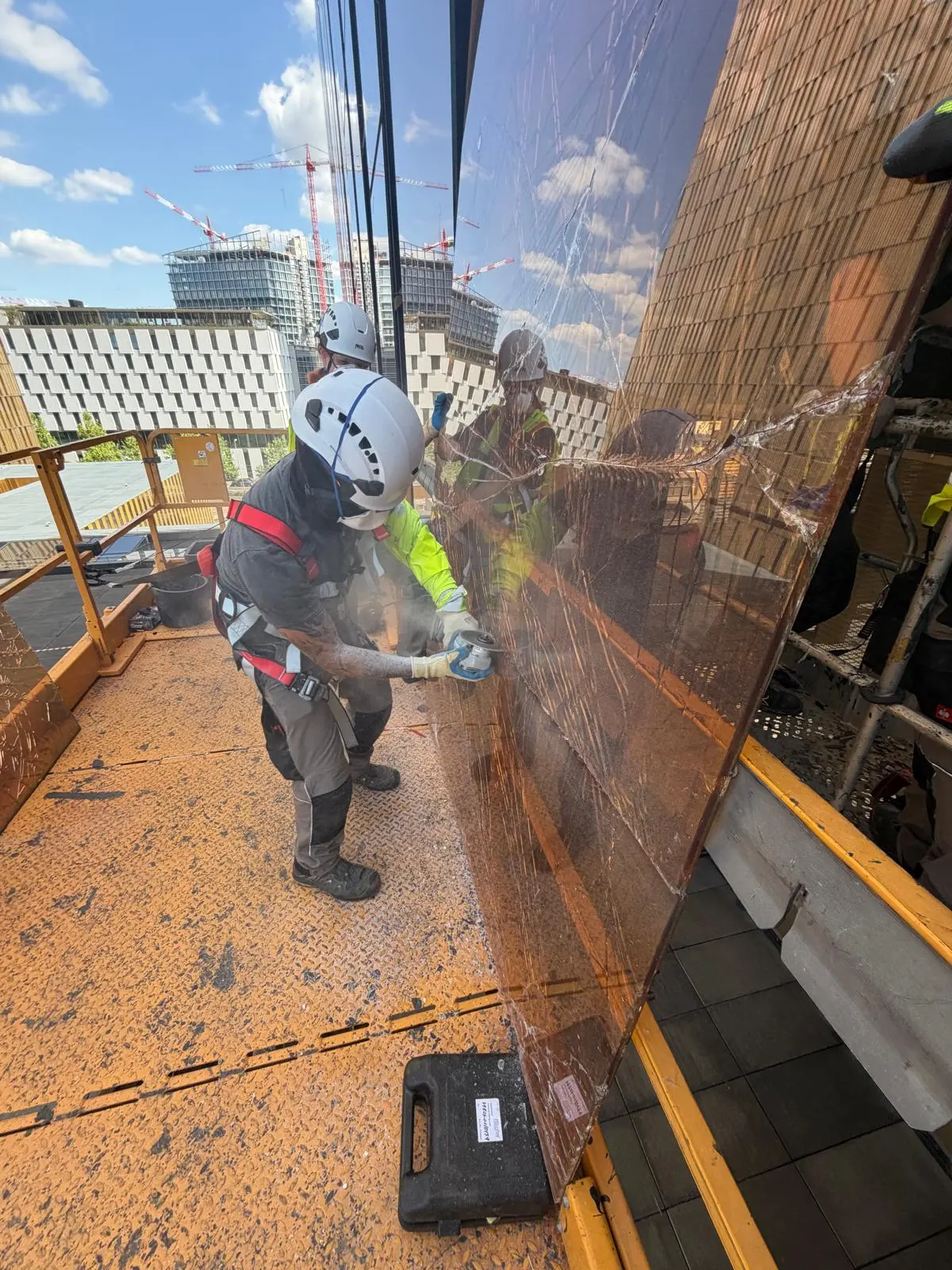 Ponçage et préparation d'un vitrage de façade en hauteur — accès difficile Luxembourg — Vitralux Bradtke