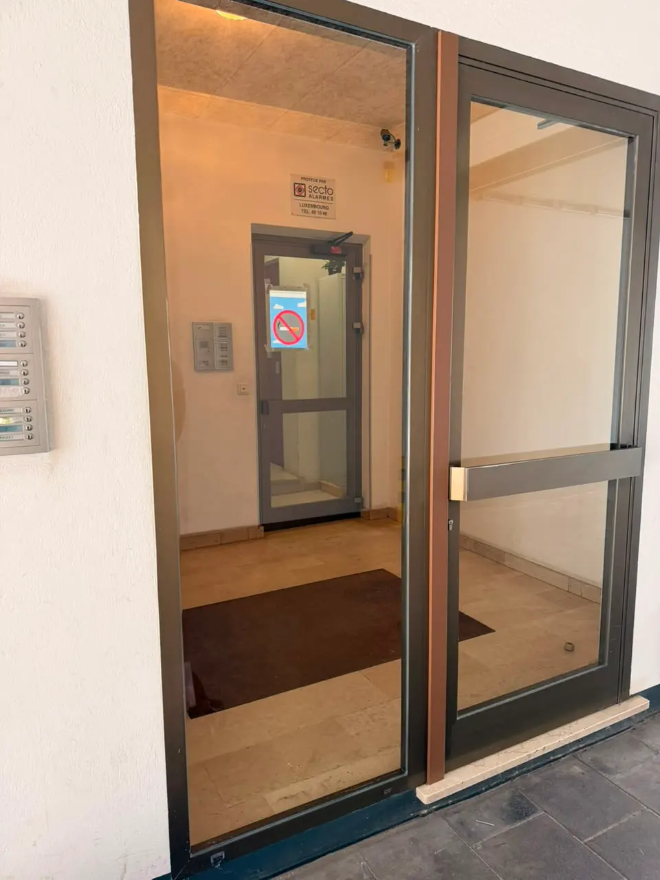 Nettoyage d'un vitrage de façade après remplacement en hauteur — accès difficile Luxembourg — Vitralux Bradtke