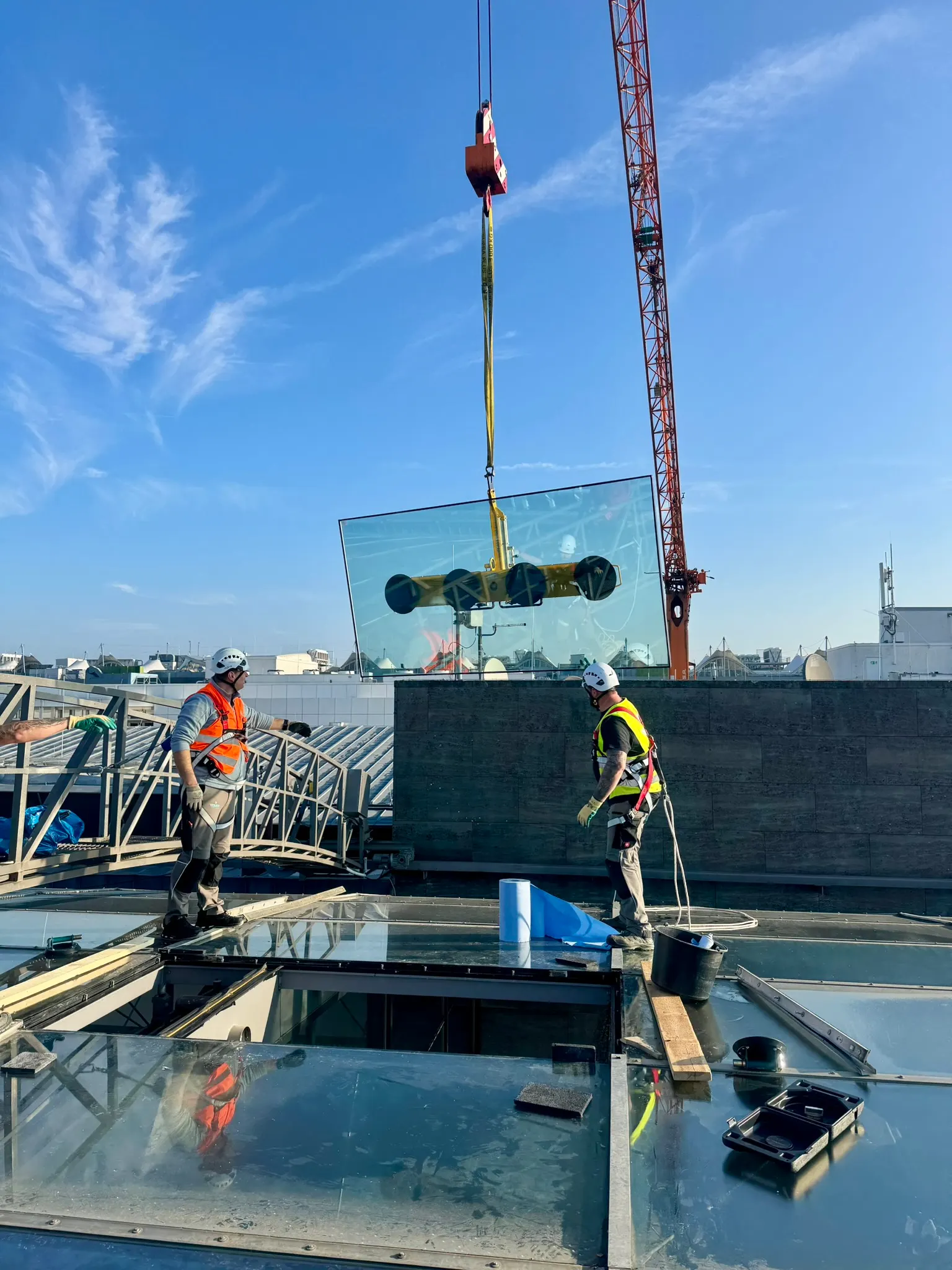 Remplacement de vitrage en façade à accès difficile — grue et nacelle — Vitralux Bradtke Luxembourg