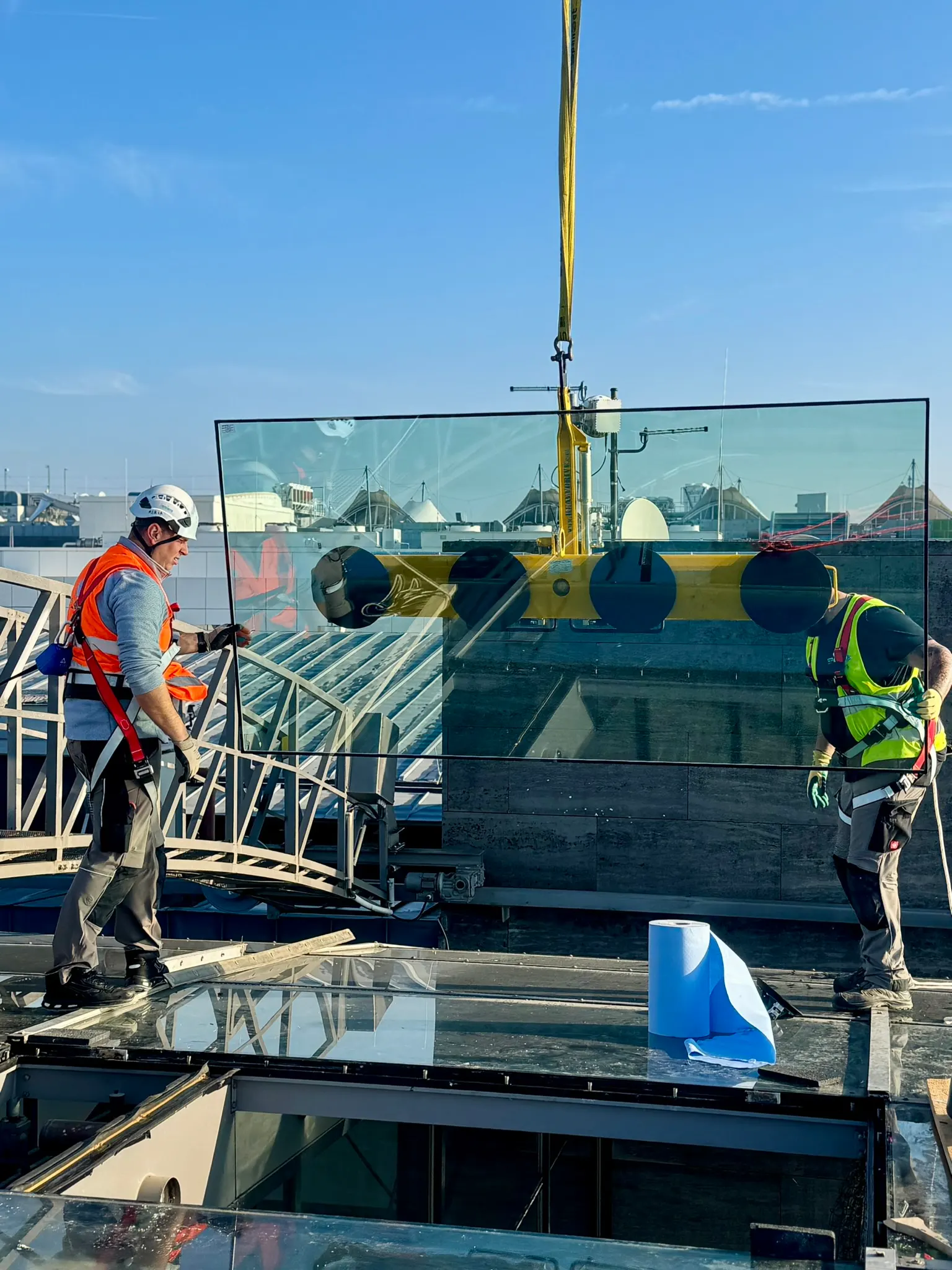Remplacement d'un vitrage de façade en hauteur à la grue à ventouses — accès difficile — réparation de vitrages Luxembourg — Vitralux Bradtke
