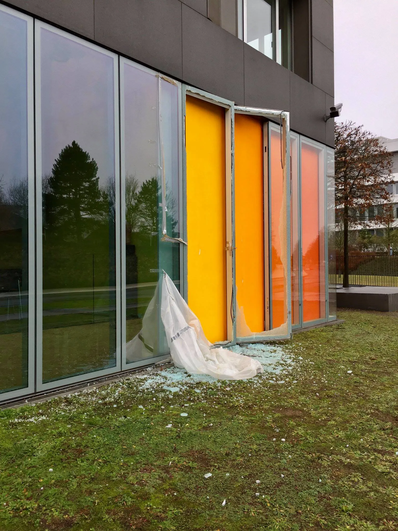 Pose d'un vitrage de vitrine par les équipes Vitralux — Remplacement vitrine magasin Luxembourg — Vitralux Bradtke