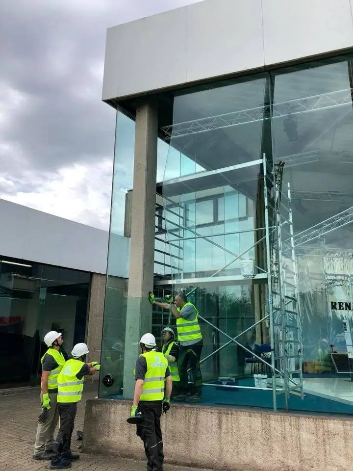 Vitrage d'angle posé sur une façade de commerce — remplacement de vitrine magasin — Vitralux Bradtke