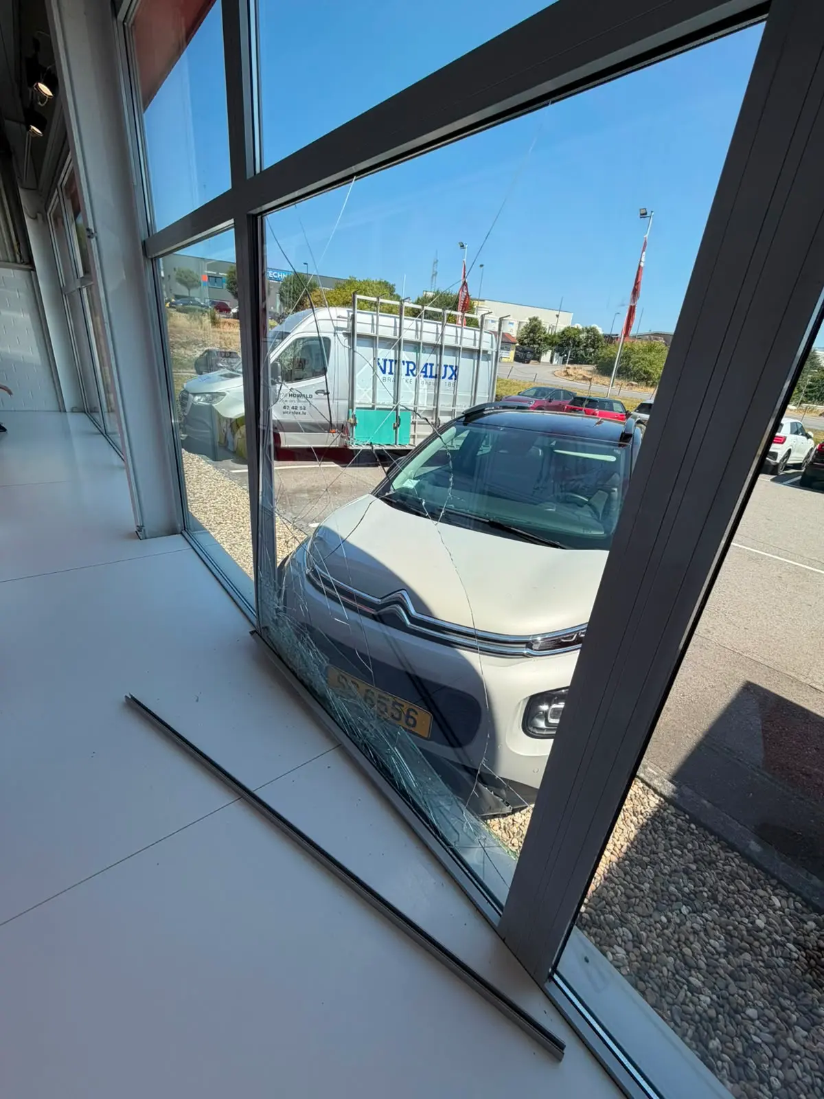 Intervention sur vitrage de vitrine commerciale au Luxembourg — Vitralux Bradtke