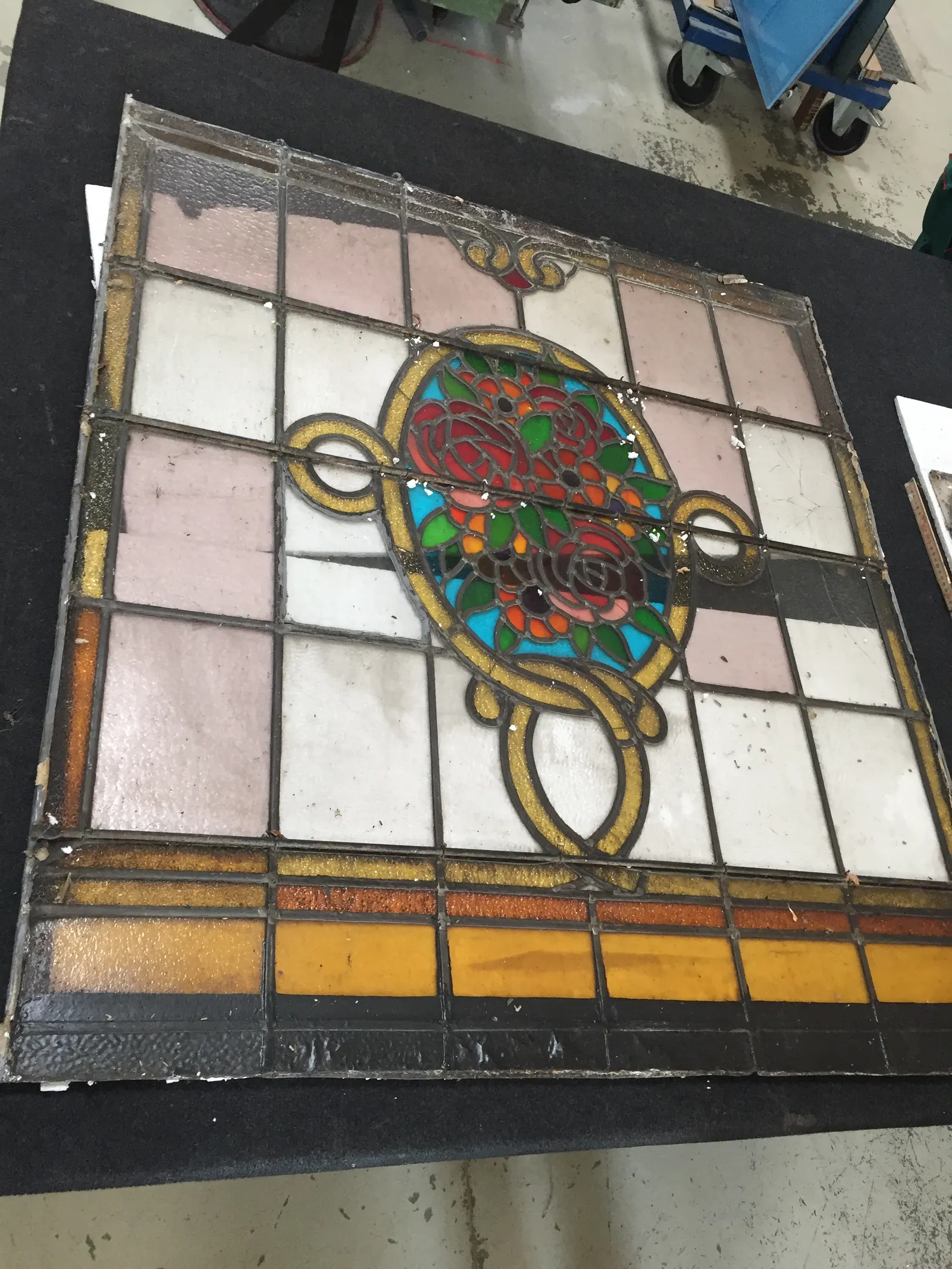 Panneau de vitrail à baguettes de plomb et laiton avec ornement coloré — restauration vitraux Luxembourg — Vitralux Bradtke