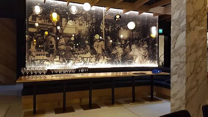 Mur imprimé décoratif de bar — revêtement mural en verre sur mesure au Luxembourg — Vitralux Bradtke