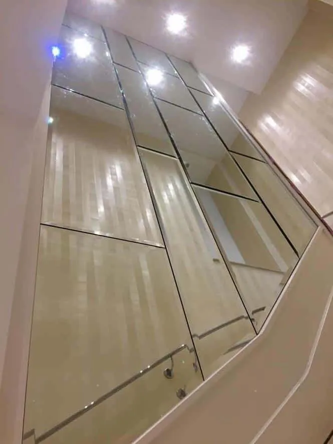 Habillage mural miroir le long d'un escalier — revêtement mural en verre sur mesure au Luxembourg — Vitralux Bradtke