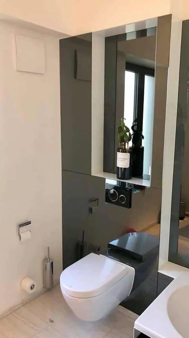 Habillage mural de WC en verre laqué — revêtement mural en verre sur mesure au Luxembourg — Vitralux Bradtke