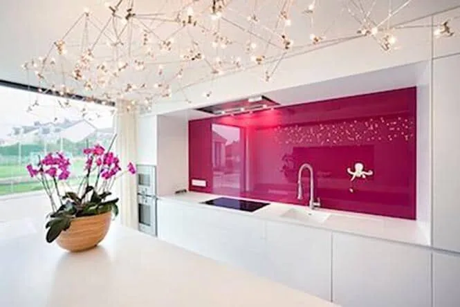 Crédence de cuisine en verre laqué framboise — revêtement mural en verre sur mesure au Luxembourg — Vitralux Bradtke