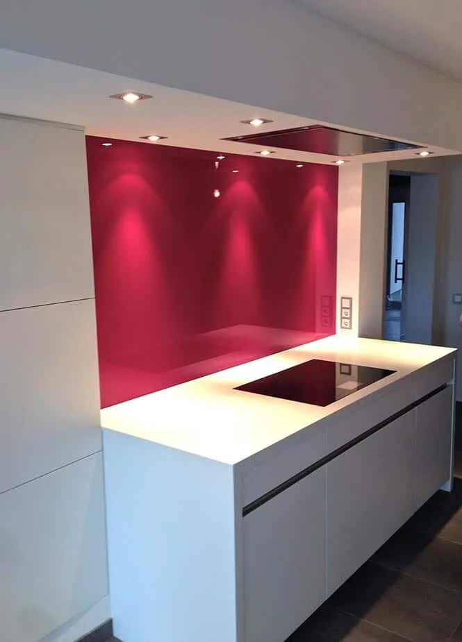 Crédence de cuisine en verre laqué rouge — revêtement mural en verre sur mesure au Luxembourg — Vitralux Bradtke