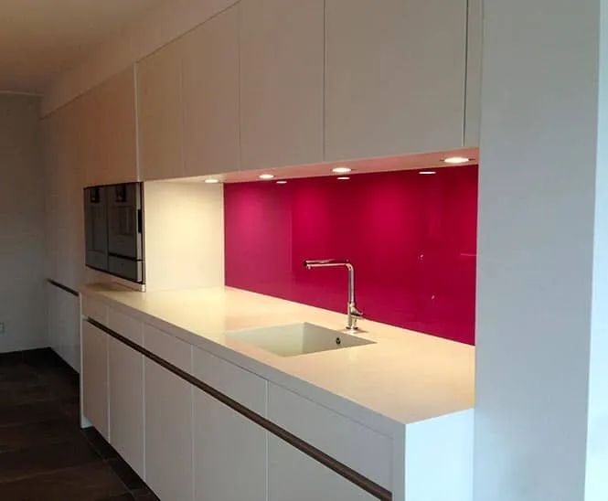 Crédence de cuisine en verre laqué rose — revêtement mural en verre sur mesure au Luxembourg — Vitralux Bradtke