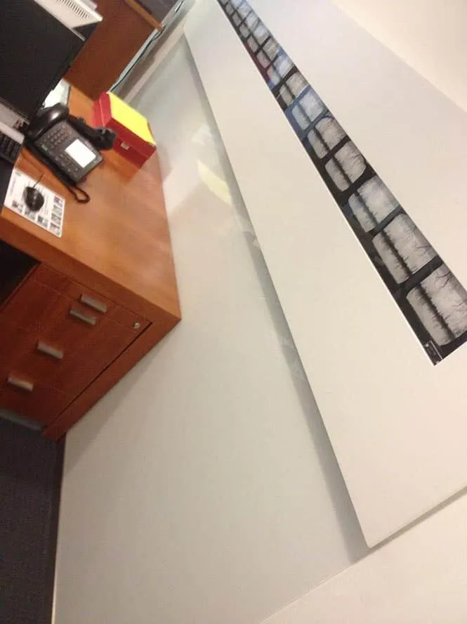 Habillage mural de bureau en verre laqué — revêtement mural en verre sur mesure au Luxembourg — Vitralux Bradtke