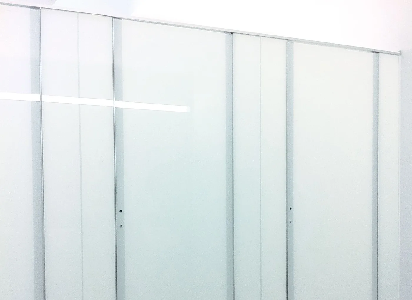 Rangée de cabines WC en verre blanc satiné — cabines WC verre Luxembourg — Vitralux Bradtke
