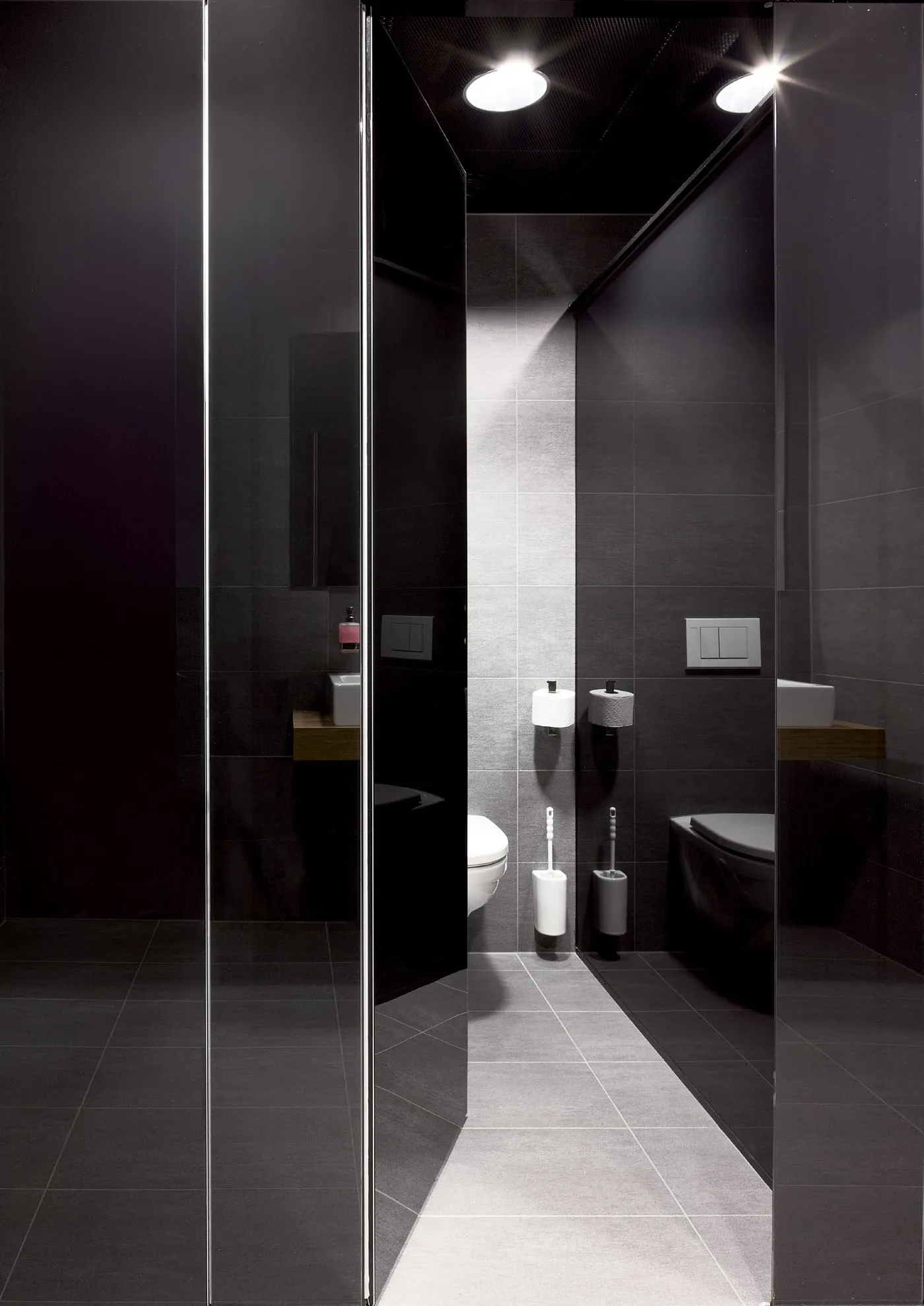 Cabines WC en verre noir dans un couloir sanitaire — cabines WC verre Luxembourg — Vitralux Bradtke