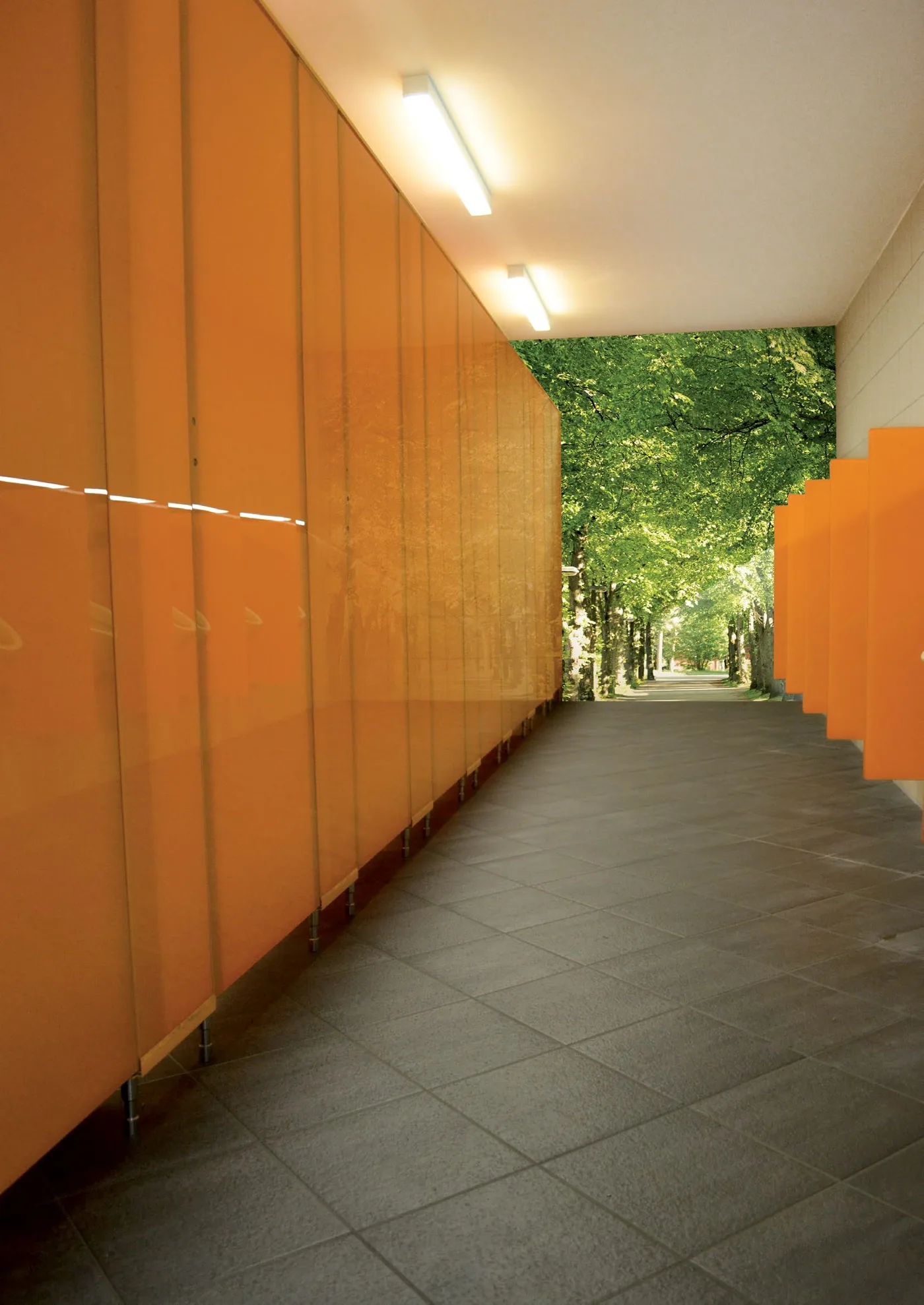 Cabines WC en verre orange le long d'un couloir vitré — cloison verre Luxembourg — Vitralux Bradtke
