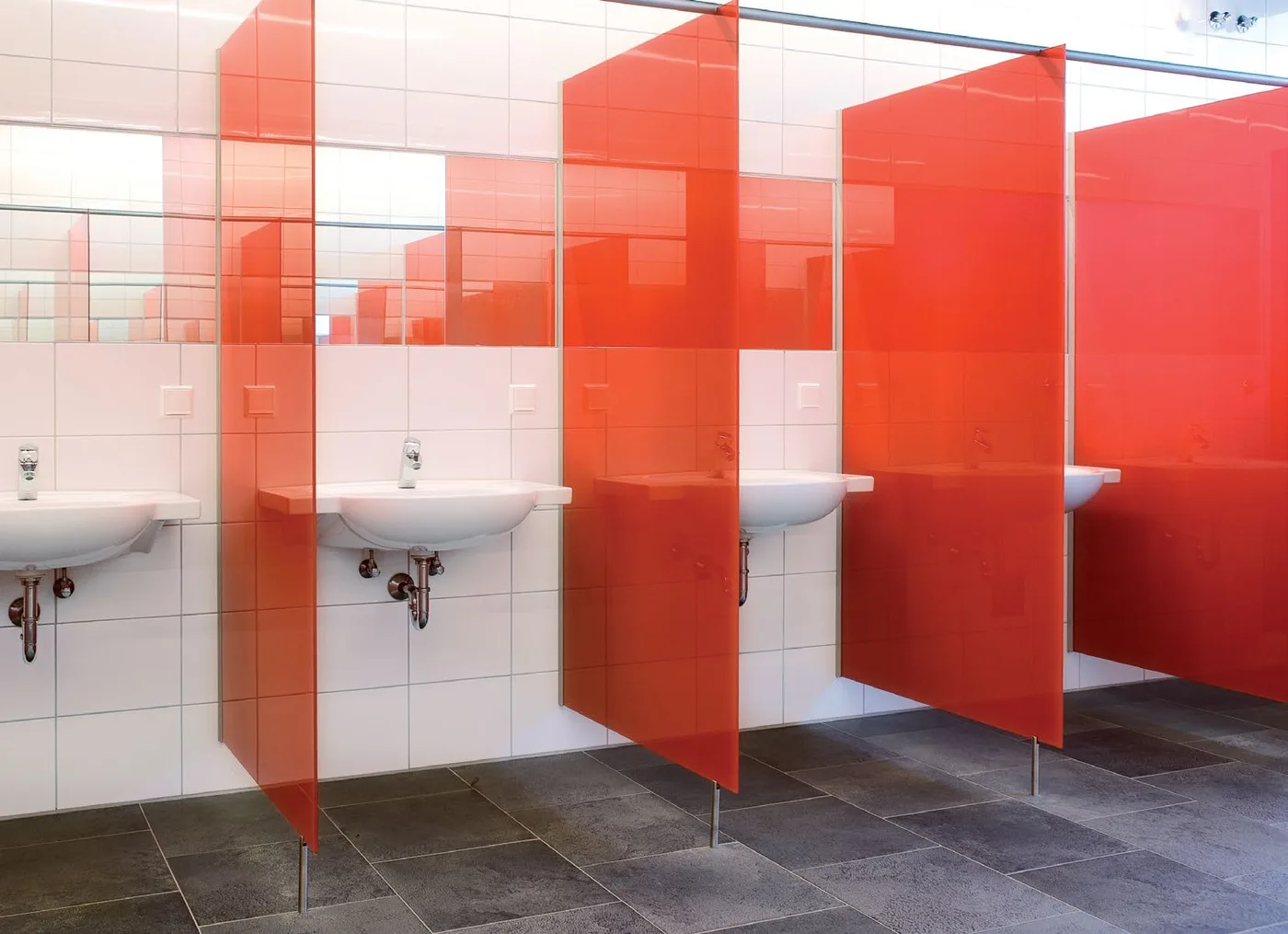 Cabines WC et séparations en verre rouge avec lavabos — sanitaires en verre Luxembourg — Vitralux Bradtke