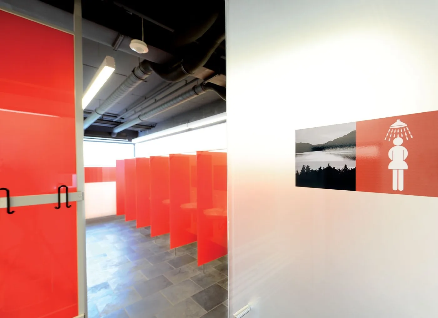 Cabines WC en verre rouge avec pictogramme signalétique — cabines WC verre Luxembourg — Vitralux Bradtke
