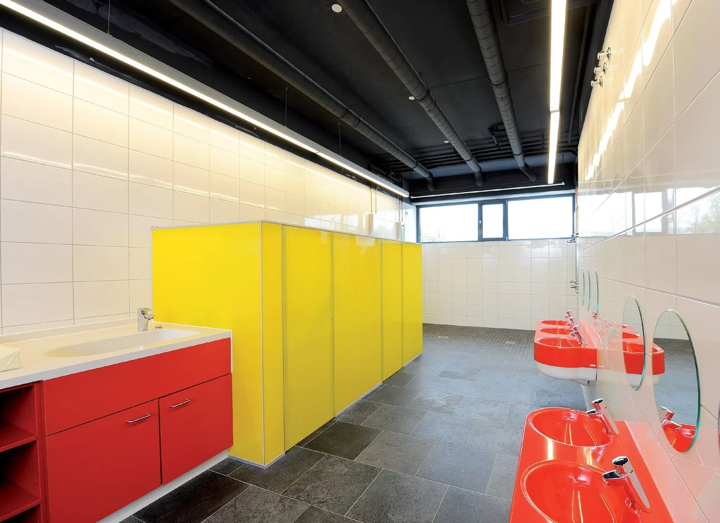 Sanitaires colorés en verre rouge et jaune — cabines WC en verre Luxembourg — Vitralux Bradtke