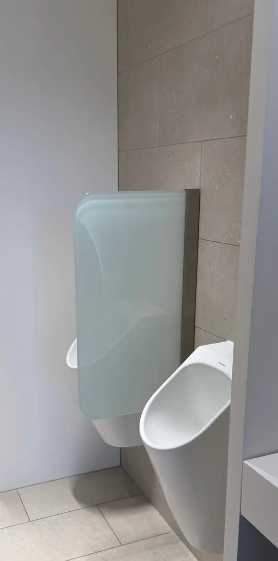 Séparation d'urinoirs en verre dépoli installée dans des sanitaires — séparation urinoirs verre Luxembourg — Vitralux Bradtke
