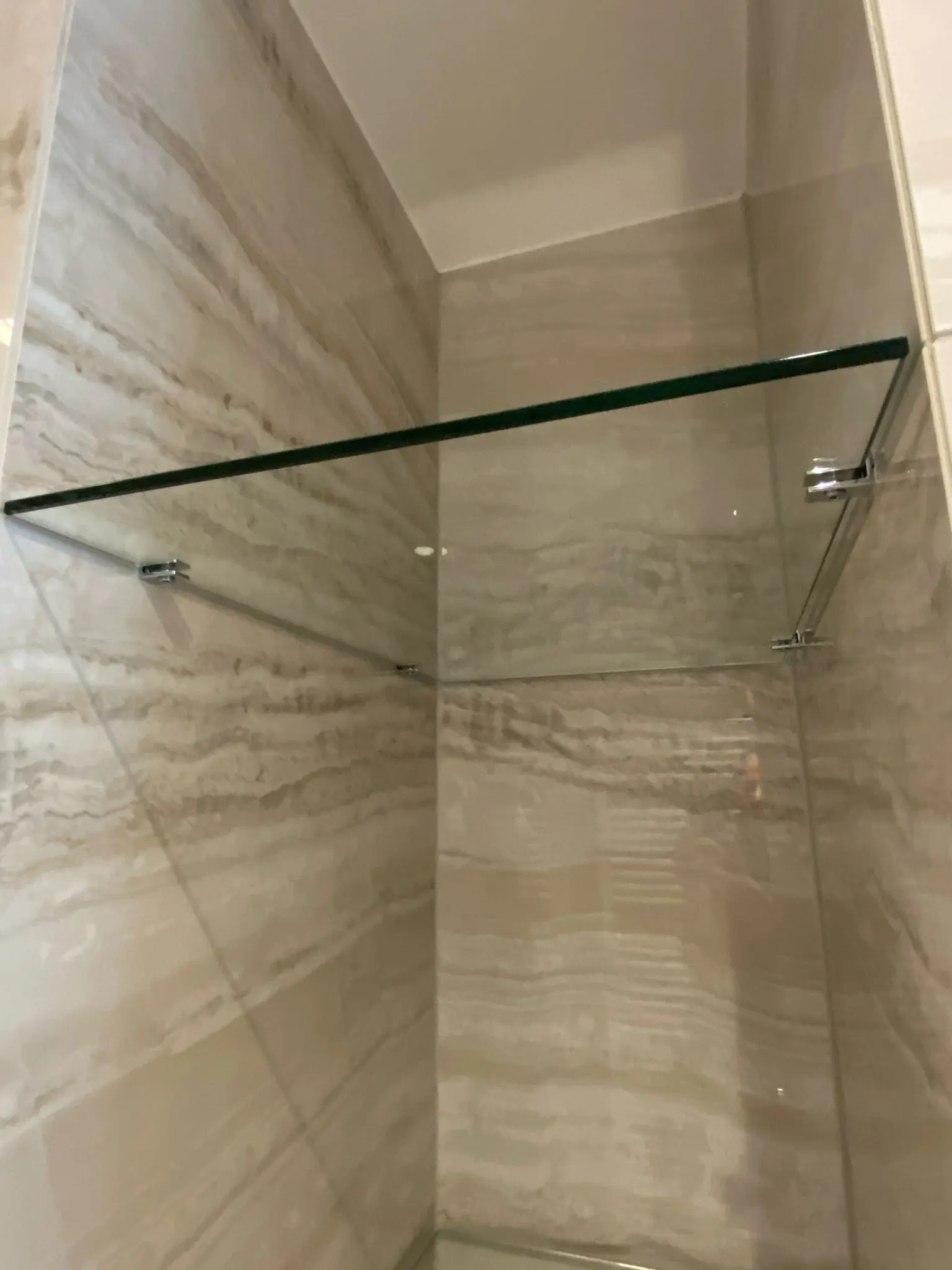 Tablette en verre sur mesure posée en niche — tablette verre trempé Luxembourg — Vitralux Bradtke