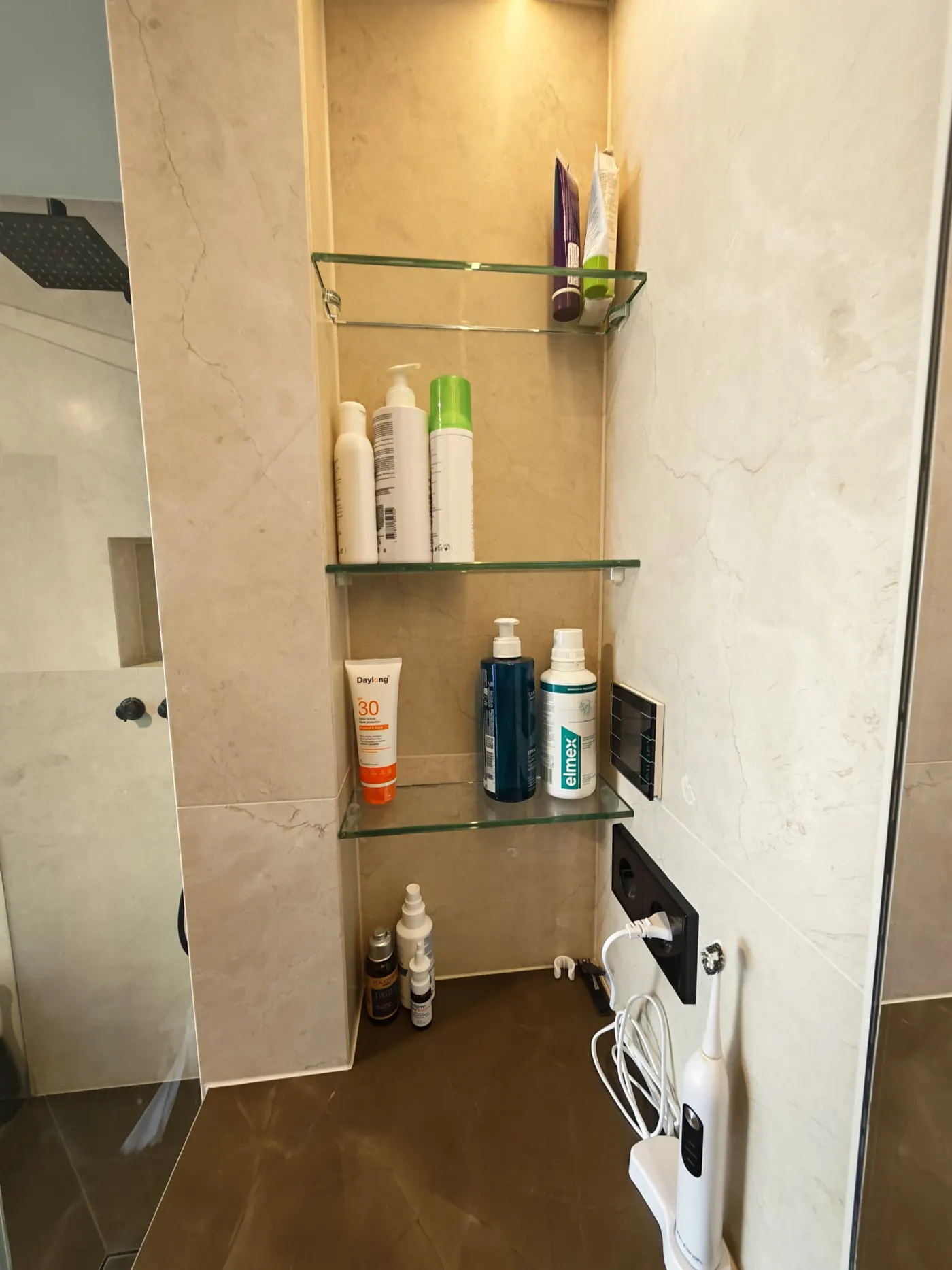 Étagère en verre trempé de douche sur mesure — Vitralux Bradtke Luxembourg