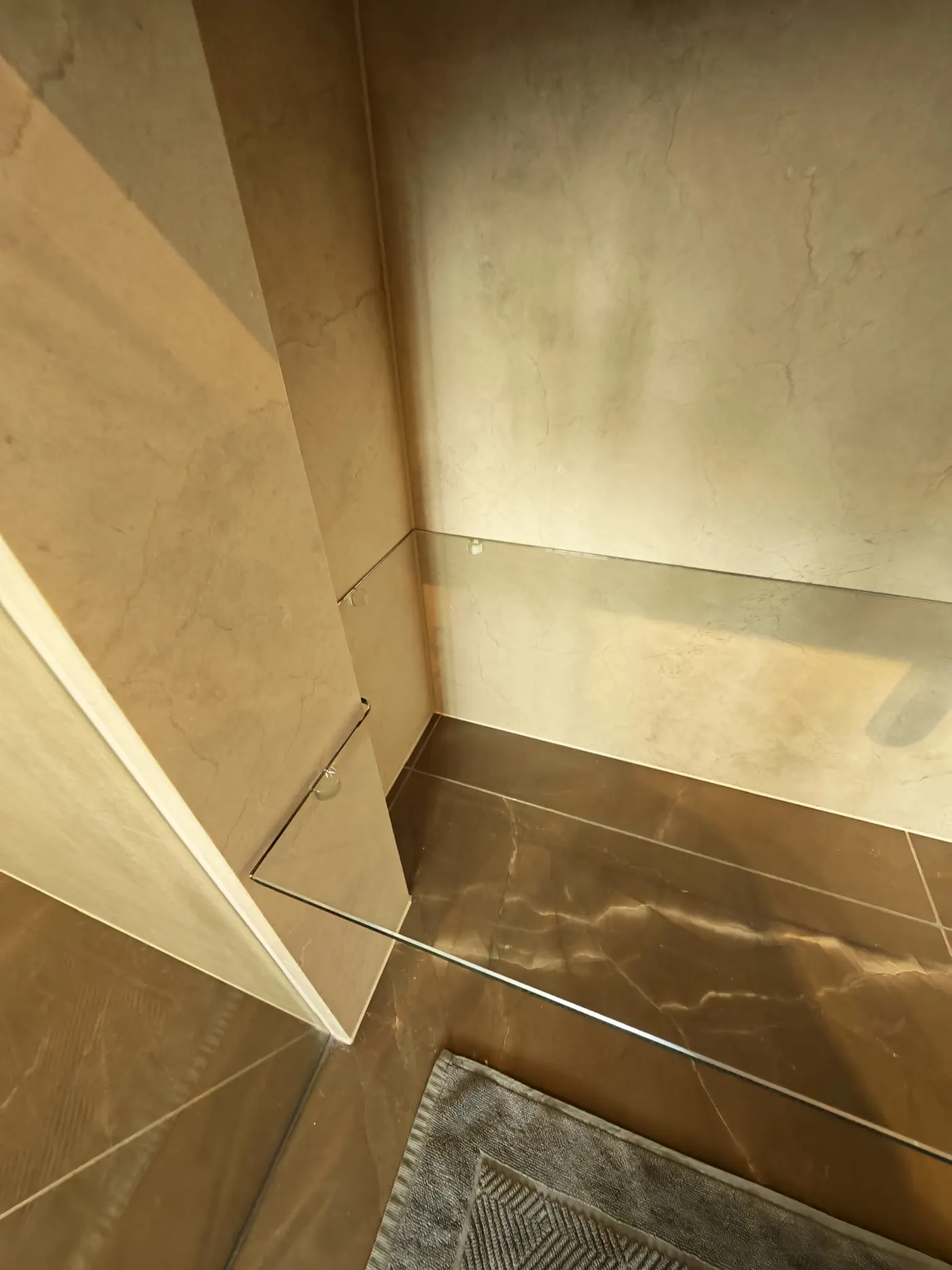 Tablette en verre trempé posée dans une douche — Vitralux Bradtke Luxembourg