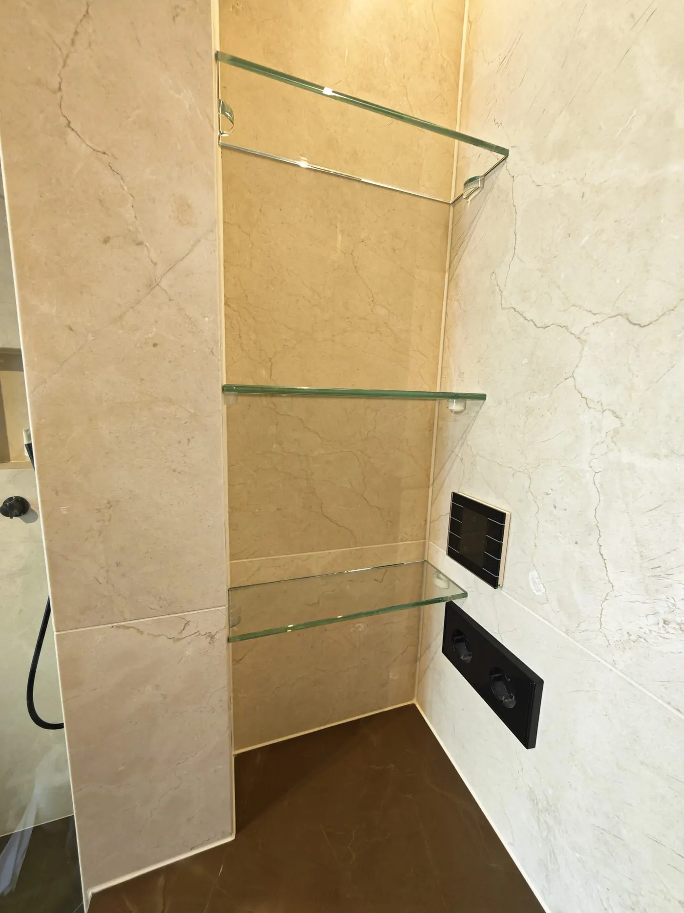 Tablette en verre de douche sur mesure au Luxembourg — Vitralux Bradtke