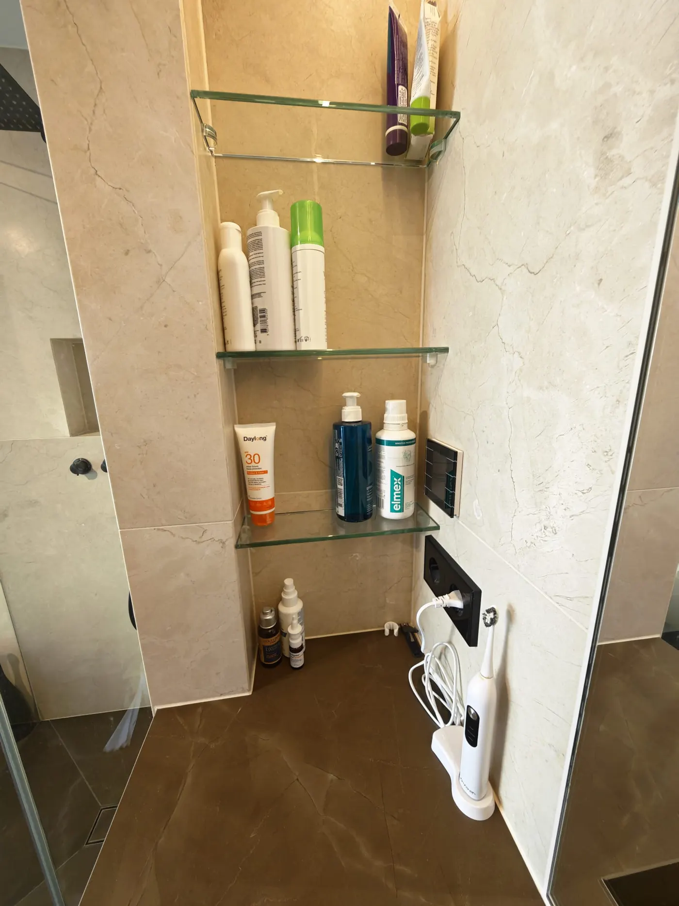Tablette en verre sur mesure de douche — tablette verre Luxembourg — Vitralux Bradtke